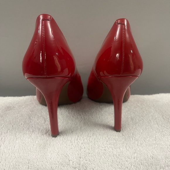 NIB Rich red pumps 7.5 - Picture 9 of 10